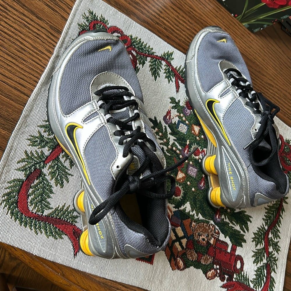 6.5Y NIKE SHOX YOUTH